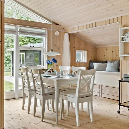 Ferienhaus 2 Bedroom Cozy In